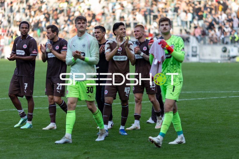 FC St. Pauli-Mannschaft bei der Ehrenrunde nach dem Spiel