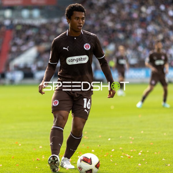 Joel Chima Fujita (#16; FC St. Pauli) am Ball im Millerntor-Stadion