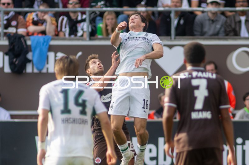 Luftduell zwischen #21 Lars Ritzka (FC St. Pauli) und #16 Philipp Sander (Borussia Mönchengladbach)