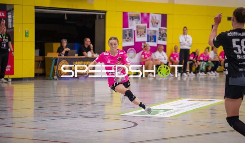 Spielerin der Füchse Berlin Frauen im Angriff gegen HC Rödertal