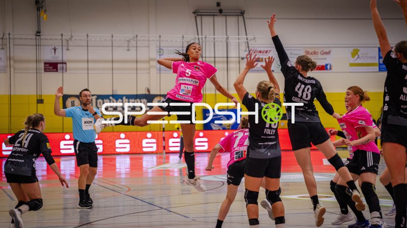 Naomi Conze (#5; Füchse Berlin Frauen) im Sprungwurf gegen HC Rödertal