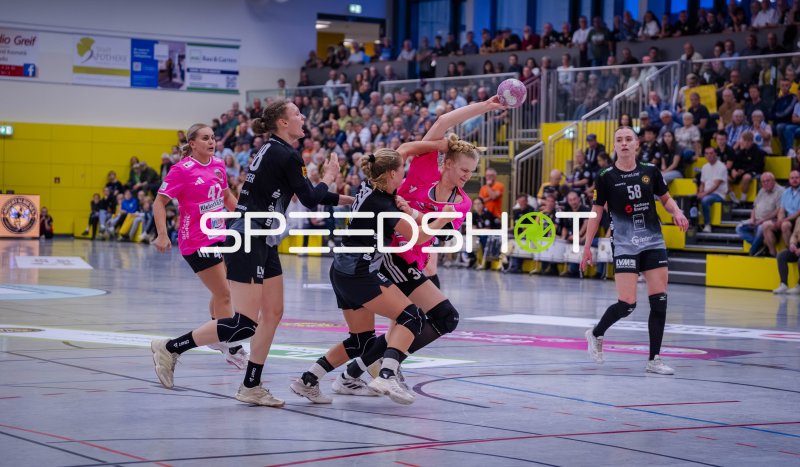 Spielerin der Füchse Berlin im Sprungwurf gegen HC Rödertal