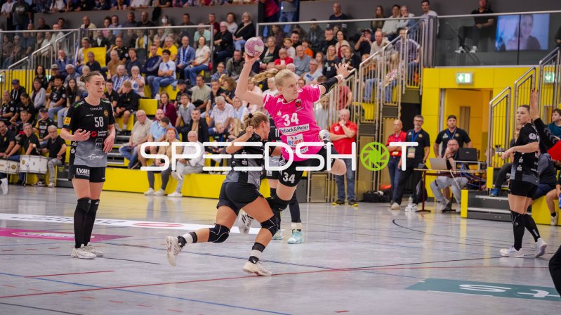 Jonna Schaube (#34; Füchse Berlin Frauen) im Sprungwurf gegen HC Rödertal