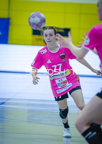 Leoni Baßiner (#77; Füchse Berlin Frauen) im Spielaufbau