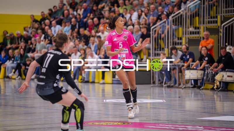 Naomi Conze (#5; Füchse Berlin Frauen) im Spielaufbau gegen HC Rödertal