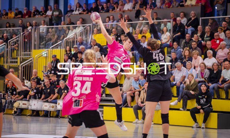 Jonna Schaube (#34; Füchse Berlin Frauen) im Sprungwurf gegen HC Rödertal