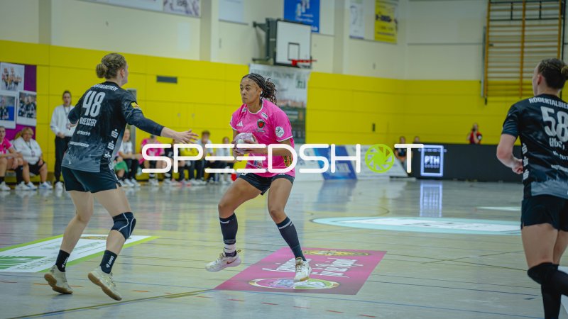 Spielerin der Füchse Berlin Frauen im Angriff gegen HC Rödertal