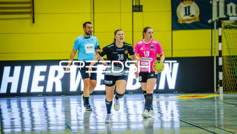 Anna Franková (#38; HC Rödertal) im Laufen gegen Füchse Berlin