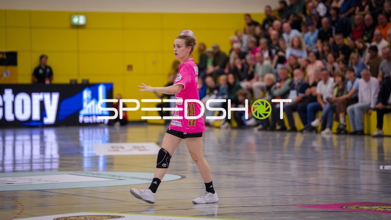 Spielerin der Füchse Berlin Frauen in der 3 Feld Sporthalle Großröhrsdorf, Leoni Baßiner #77