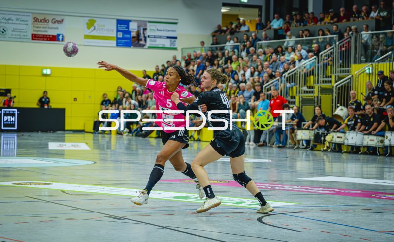 Naomi Conze (#5; Füchse Berlin Frauen) im Angriff gegen HC Rödertal