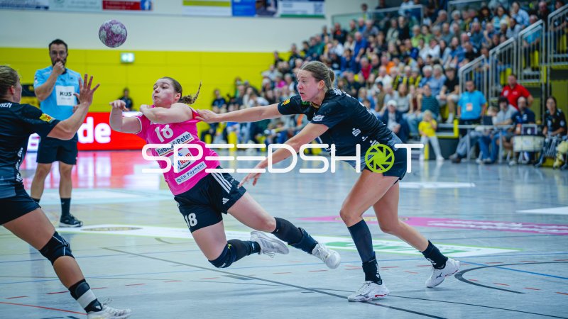 Spielerin von HC Rödertal (#18) im Angriff gegen Füchse Berlin Frauen
