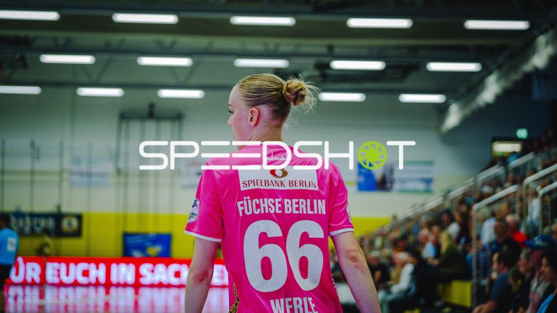 Spielerin der Füchse Berlin Frauen (#66) in der 3 Feld Sporthalle