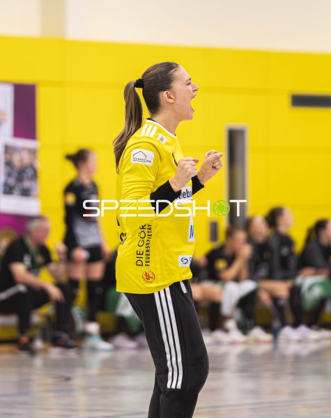 Torhüterin des HC Rödertal in der 3 Feld Sporthalle Großröhrsdorf