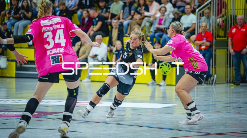 HC Rödertal-Spielerin im Angriff gegen die Abwehr der Füchse Berlin
