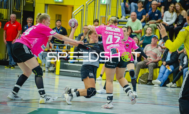 Anouk Nieuwenweg (#47; Füchse Berlin Frauen) im Angriff gegen HC Rödertal