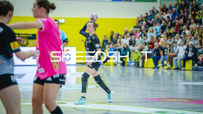 Spielerin des HC Rödertal im Sprungwurf gegen Füchse Berlin Frauen