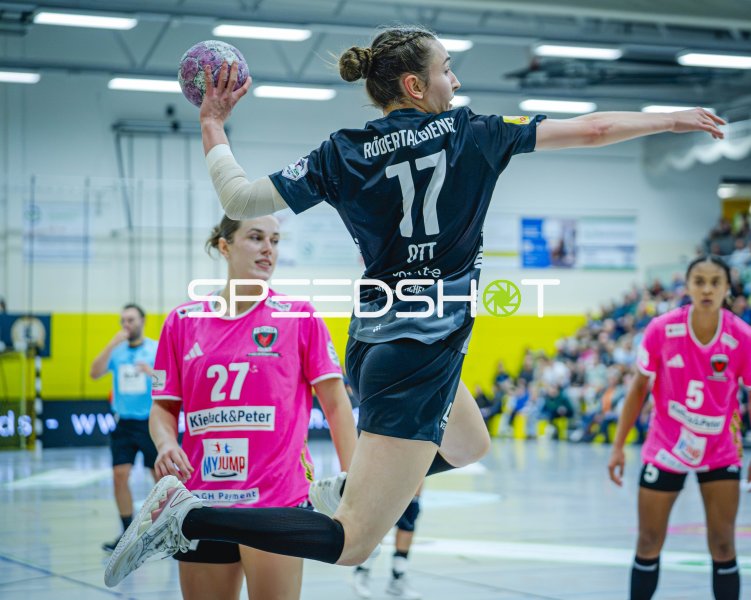 Leila Ott (#17; HC Rödertal) im Sprungwurf gegen Füchse Berlin