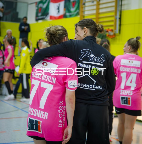 Leoni Baßiner (#77; Füchse Berlin Frauen) im Austausch mit Trainerin