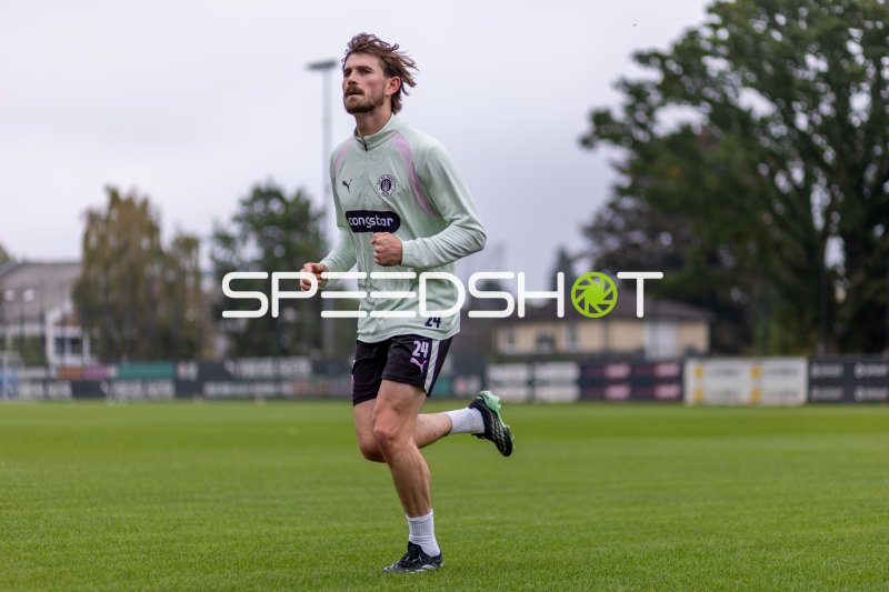 Connor Metcalfe beim Lauftraining im FC St. Pauli Trainingszentrum