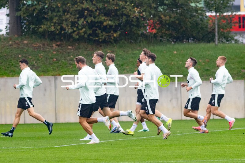 FC St. Pauli Mannschaft beim Lauftraining im Trainingszentrum Hamburg