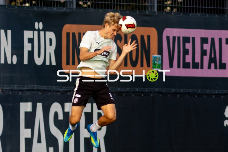 Sam Klein (22, FC St. Pauli)im Kopfballspiel beim Training