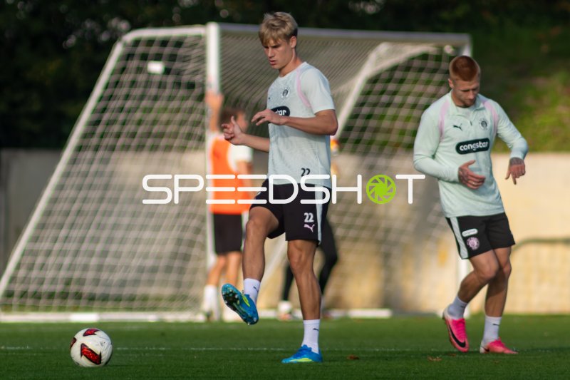 Samuel Klein (#8; FC St. Pauli) im Trainingsaufbau