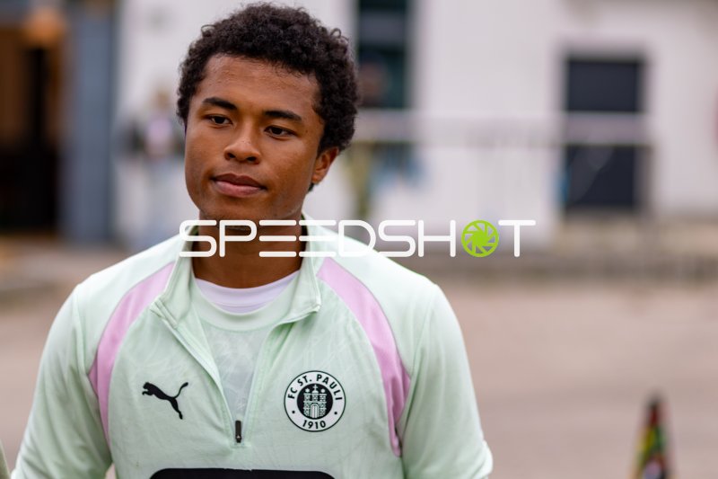 Joel Chima Fujita im Trainingszentrum des FC St. Pauli