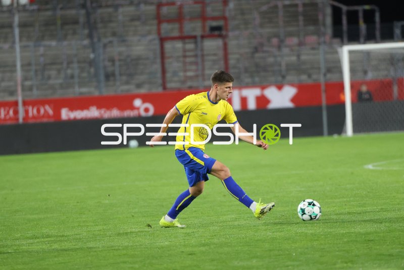 Spieler von Rot-Weiss Essen im Ballkontakt am Stadion an der Hafenstraße