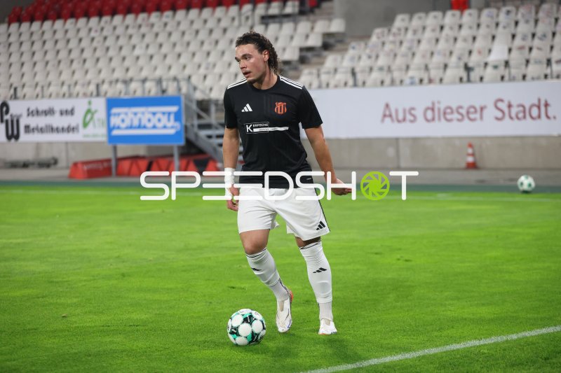 Spielerin von Rot-Weiß Essen im Ballkontakt am Stadion an der Hafenstraße