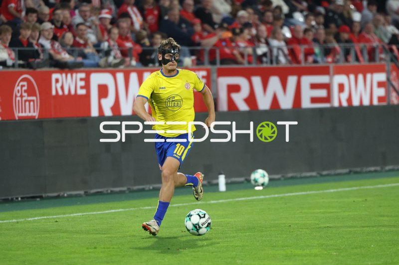 Marvin Obuz (#10; Rot-Weiss Essen) im Ballkontakt