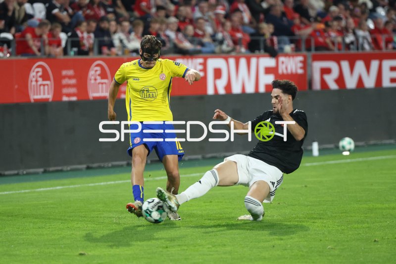 Zweikampf um den Ball im Stadion an der Hafenstraße