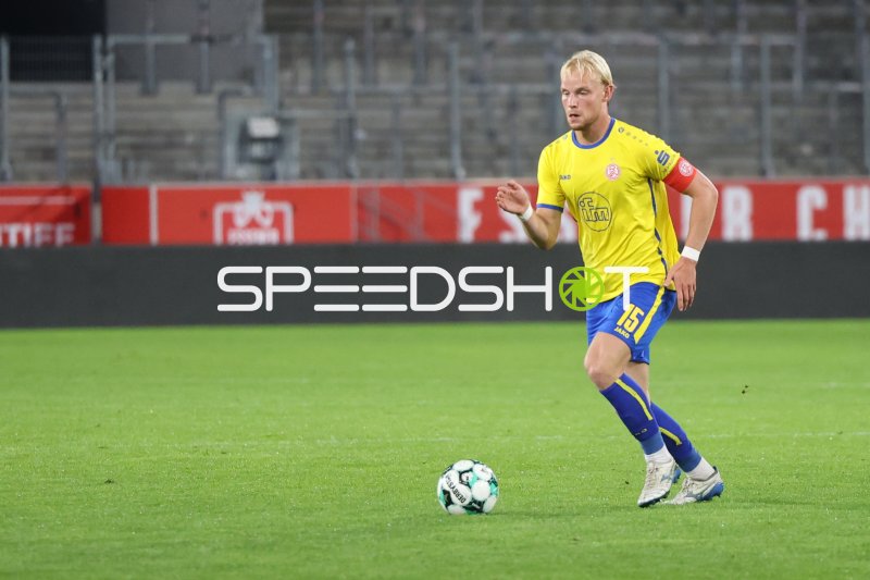 Ben Hüning (#15; Rot-Weiss Essen) im Ballkontakt