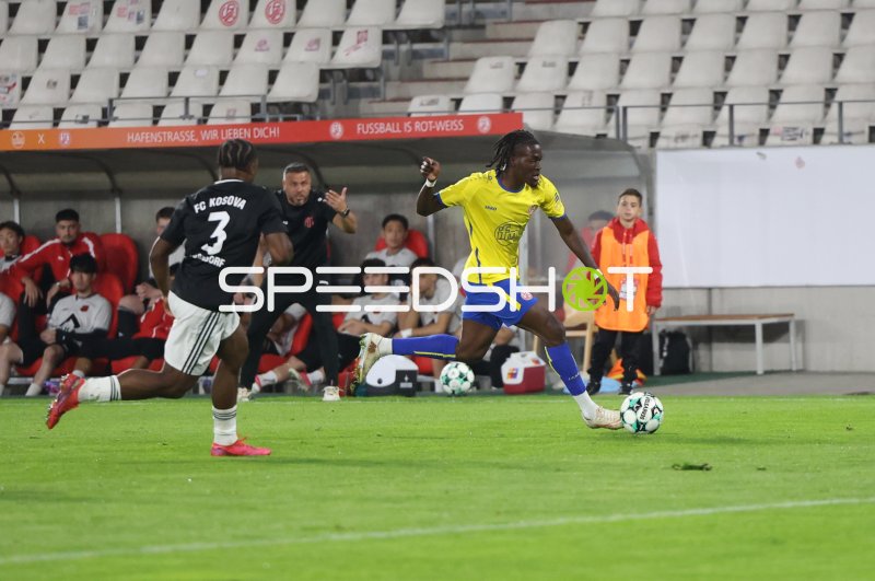 FC Kosova Düsseldorf gegen Rot-Weiss Essen im Stadion an der Hafenstraße