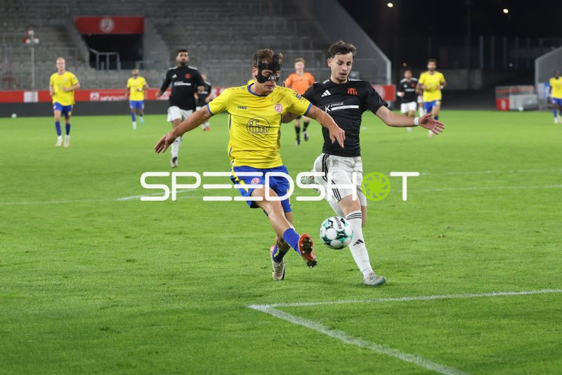 Zweikampf um den Ball am Stadion an der Hafenstraße