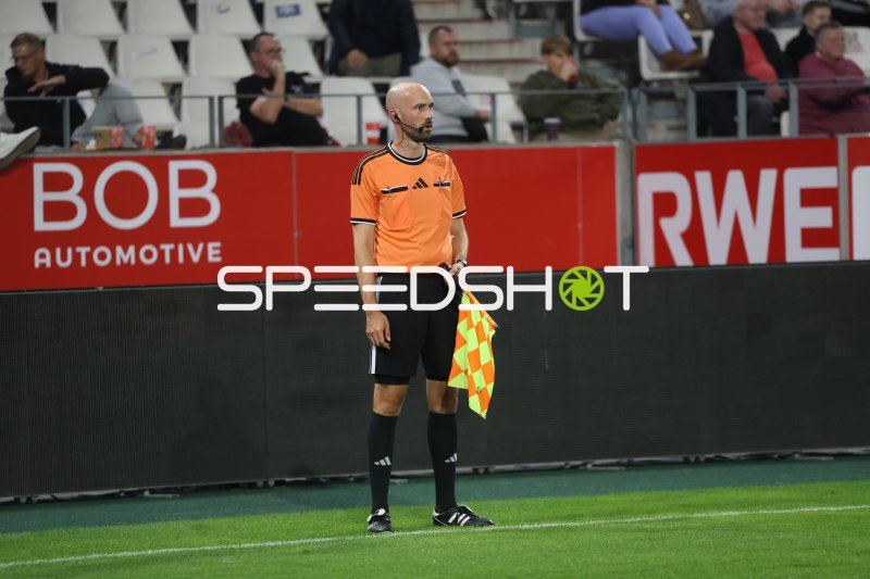 Schiedsrichter mit Fahne am Spielfeldrand im Stadion an der Hafenstraße