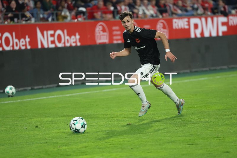 Fußballspieler von FC Kosova Düsseldorf im Dribbling am Stadion an der Hafenstraße