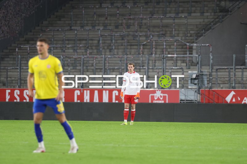 Felix Wienand im Tor von Rot-Weiss Essen während Spielunterbrechung