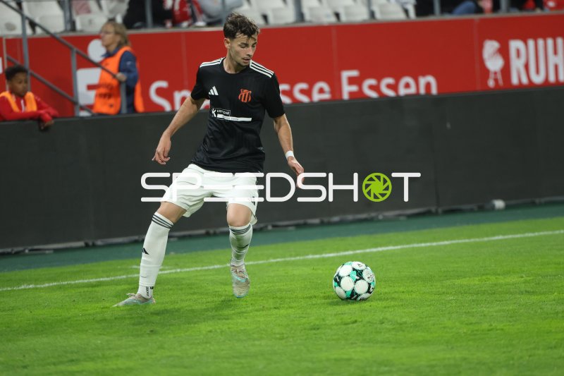 Rot-Weiss Essen Spieler im Ballkontakt am Stadion an der Hafenstraße