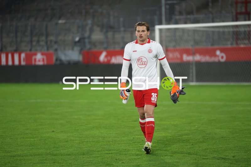 Felix Wienand (#25; Rot-Weiss Essen) beim Aufwärmen im Stadion an der Hafenstraße