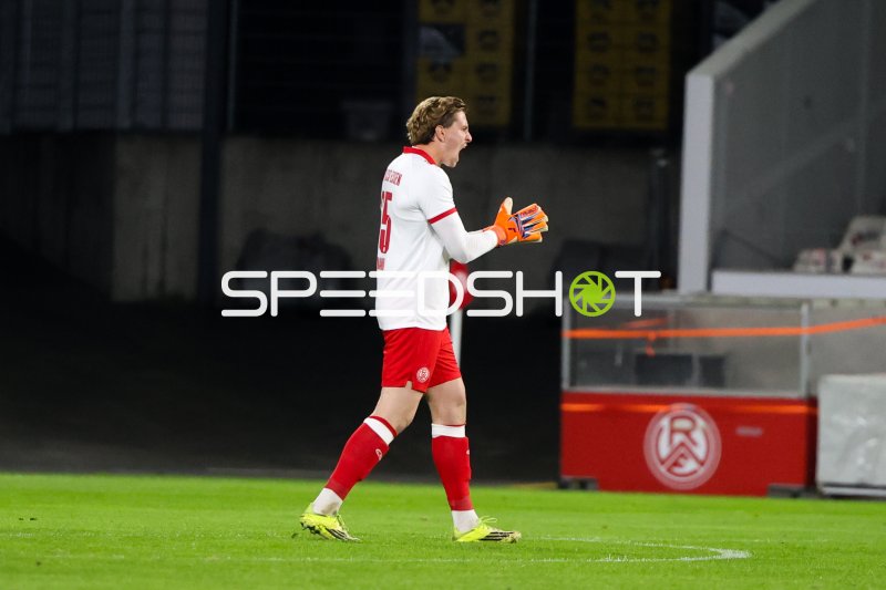 Torwart von Rot-Weiss Essen im Spiel am Stadion an der Hafenstraße