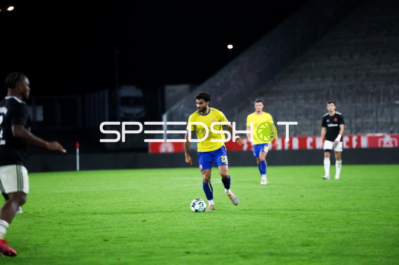 Ekin Çelebi (#26; Rot-Weiss Essen) im Ballkontakt gegen FC Kosova Düsseldorf