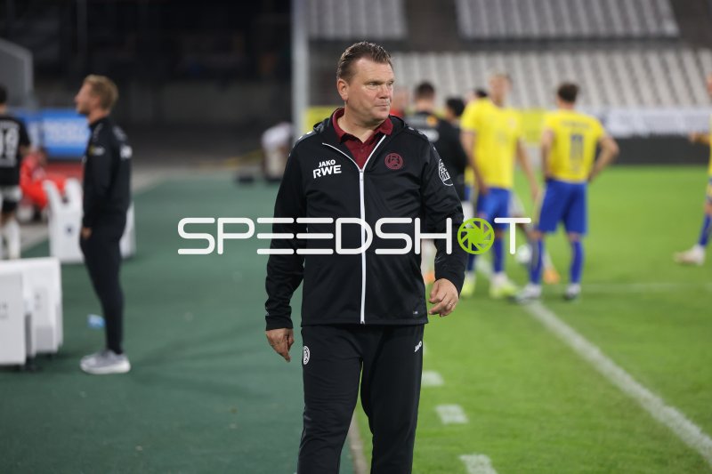 Uwe Koschinat beobachtet das Spiel von Rot-Weiss Essen
