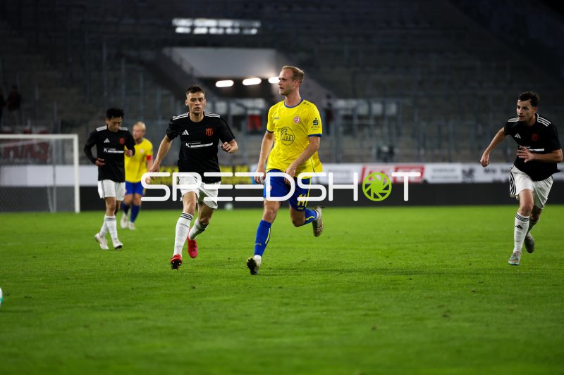 Lucas Brumme (#14; Rot-Weiss Essen) im Laufduell gegen FC Kosova Düsseldorf