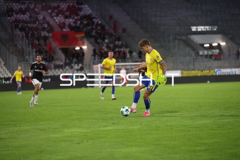 Spieler von Rot-Weiss Essen im Ballkontakt am Stadion an der Hafenstraße