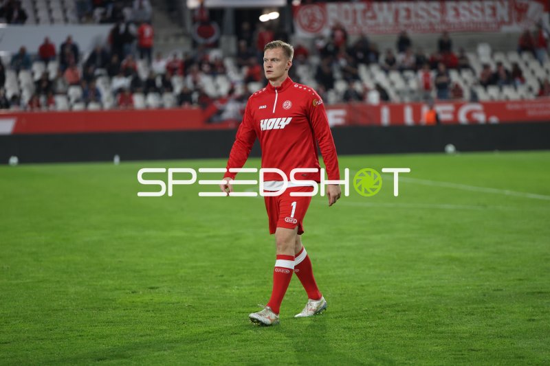 Jakob Golz (#1; Rot-Weiss Essen) beim Aufwärmen im Stadion an der Hafenstraße