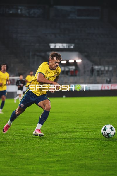 Jannik Hofmann (#37; Rot-Weiss Essen) im Dribbling am Stadion an der Hafenstraße