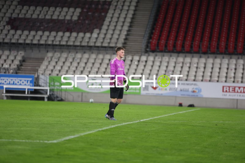 Torwart im Spielfeld während Aufwärmphase im Stadion an der Hafenstraße