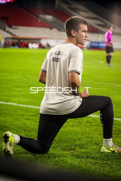 Spieler von FC Kosova Düsseldorf beim Aufwärmen im Stadion an der Hafenstraße