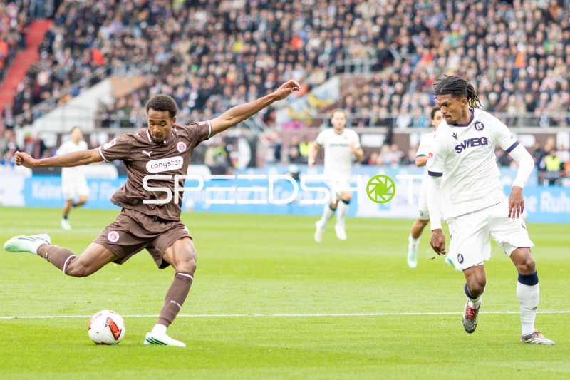 Youssoupha Niang (FC St. Pauli) im Schuss gegen Karlsruher SC