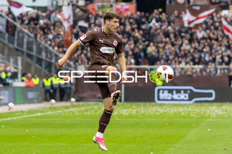 Arkadiusz Pyrka im Ballkontakt beim FC St. Pauli